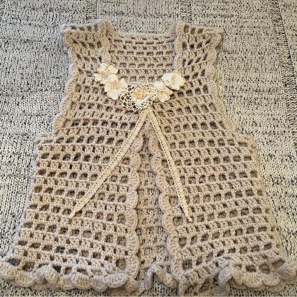 Vintage Handmade Crochet Boho Sweater Vest with Flower Appliqués Beige Cream EUC - Picture 3 of 7